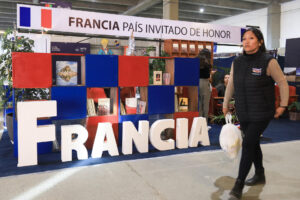 Una persona camina frente al puesto de exhibición de Francia en la Feria Internacional del Libro de La Paz (FIL) este miércoles, en La Paz (Bolivia). EFE/ Gabriel Márquez