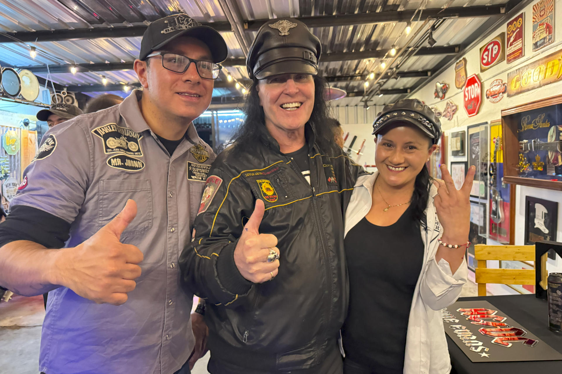 El cantante australiano Dave Evans (c), vocalista fundador de la banda de heavy metal AC/DC, posa junto a fanáticos este jueves, en Tulcán (Ecuador). EFE/ Xavier Montalvo