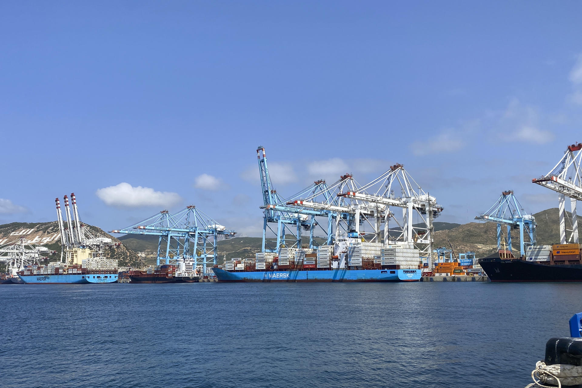 El megapuerto marroquí Tanger Med aspira duplicar a corto plazo su capacidad de tráfico de mercancía ro-ro (camiones que entran rodando al barco) para alcanzar un millón de camiones al año. En un encuentro con la prensa en el complejo portuario Tanger Med, el director general de Tanger Med, Mehdi Tazi-Riffi, explicó que para alcanzar este objetivo se está realizando una ampliación de la infraestructura portuaria con una inversión total de 500 millones de dólares (427 millones de euros). EFE/ Fatima Zohra Bouaziz