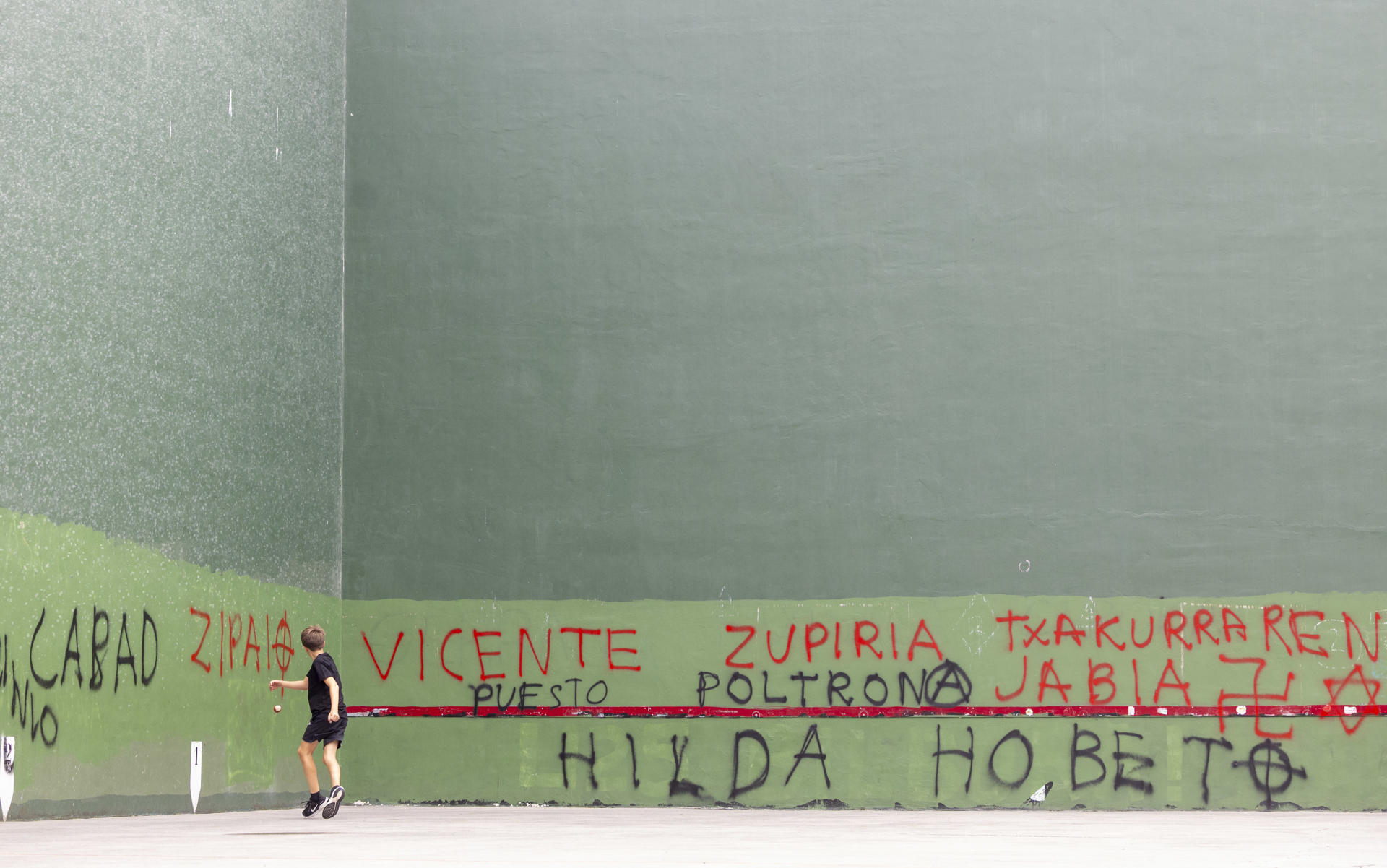 Vista del frontón de Hernani (Gipuzkoa) donde han aparecido este sábado pintadas contra la Ertzaintza y el consejero vasco de Seguridad del Gobierno Vasco, Bingen Zupiria, tras los incidentes contra la policía autonómica registrados este verano en algunas localidades vascas. EFE/Javier Etxezarreta