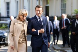 El presidente francés, Emmanuel Macron, y su esposa, Brigitte Macron, en una foto de archivo. EFE/EPA/CHRIS RATCLIFFE / POOL
