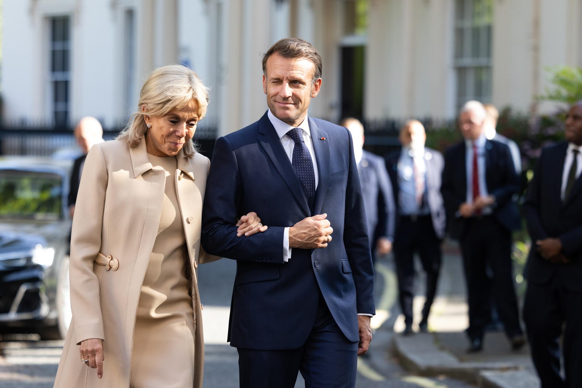 El presidente francés, Emmanuel Macron, y su esposa, Brigitte Macron, en una foto de archivo. EFE/EPA/CHRIS RATCLIFFE / POOL