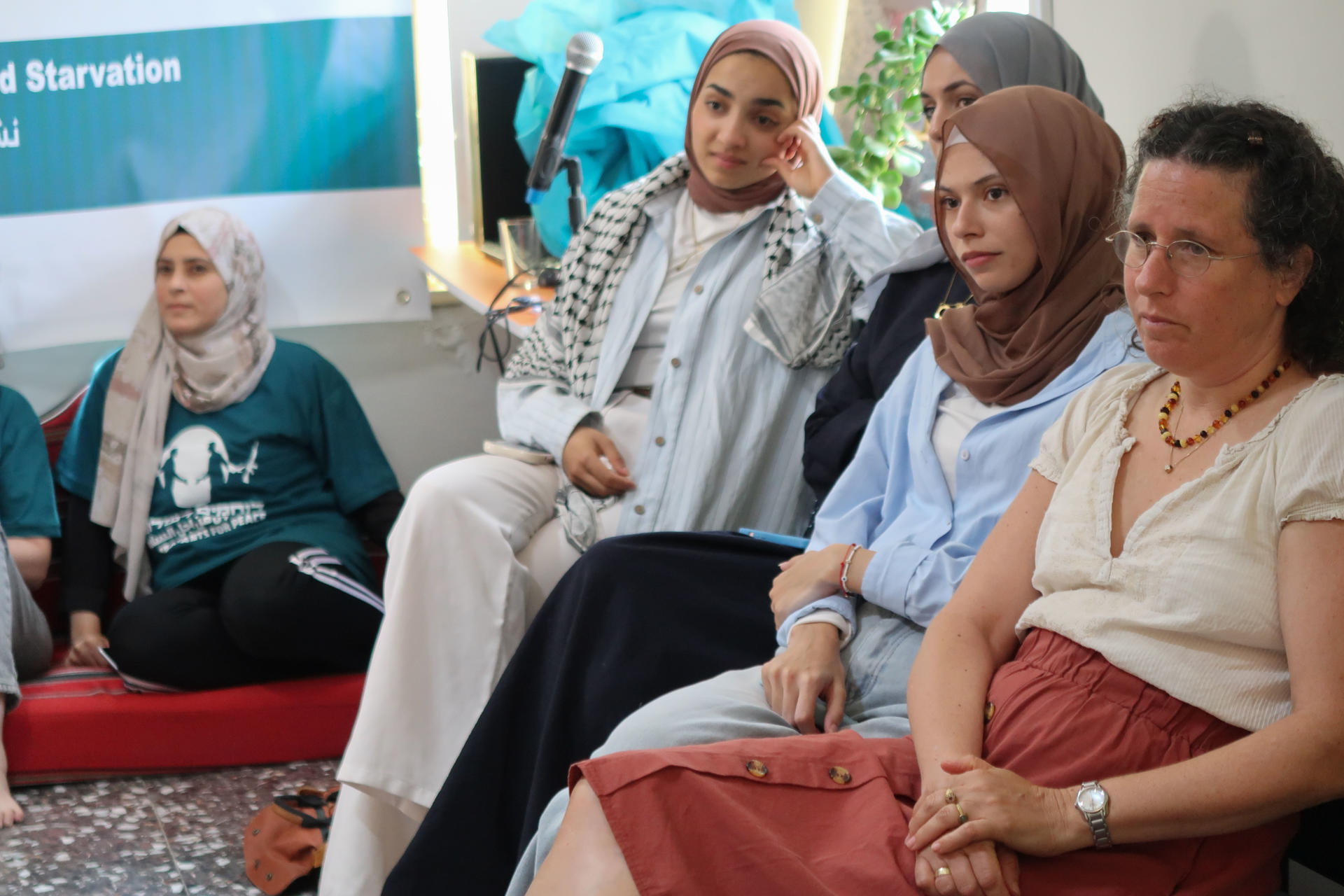 Entre colinas cubiertas de olivos, cactus espinosos e higueras, en una casa de la ciudad palestina de Beit Jala una de las pocas localidades donde palestinos e israelíes pueden reunirse se congrega una quincena de manifestantes, palestinos e israelíes, para protestar juntos, por tercer día consecutivo, contra la guerra y la hambruna en Gaza mediante una huelga de hambre.-EFE/ Verónica Snoj