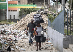 Fotografía de archivo del 25 de junio de 2025 de personas caminando entre escombros por una calle cercana al Palacio Nacional, en Puerto Príncipe (Haití). EFE/ Mentor David Lorens