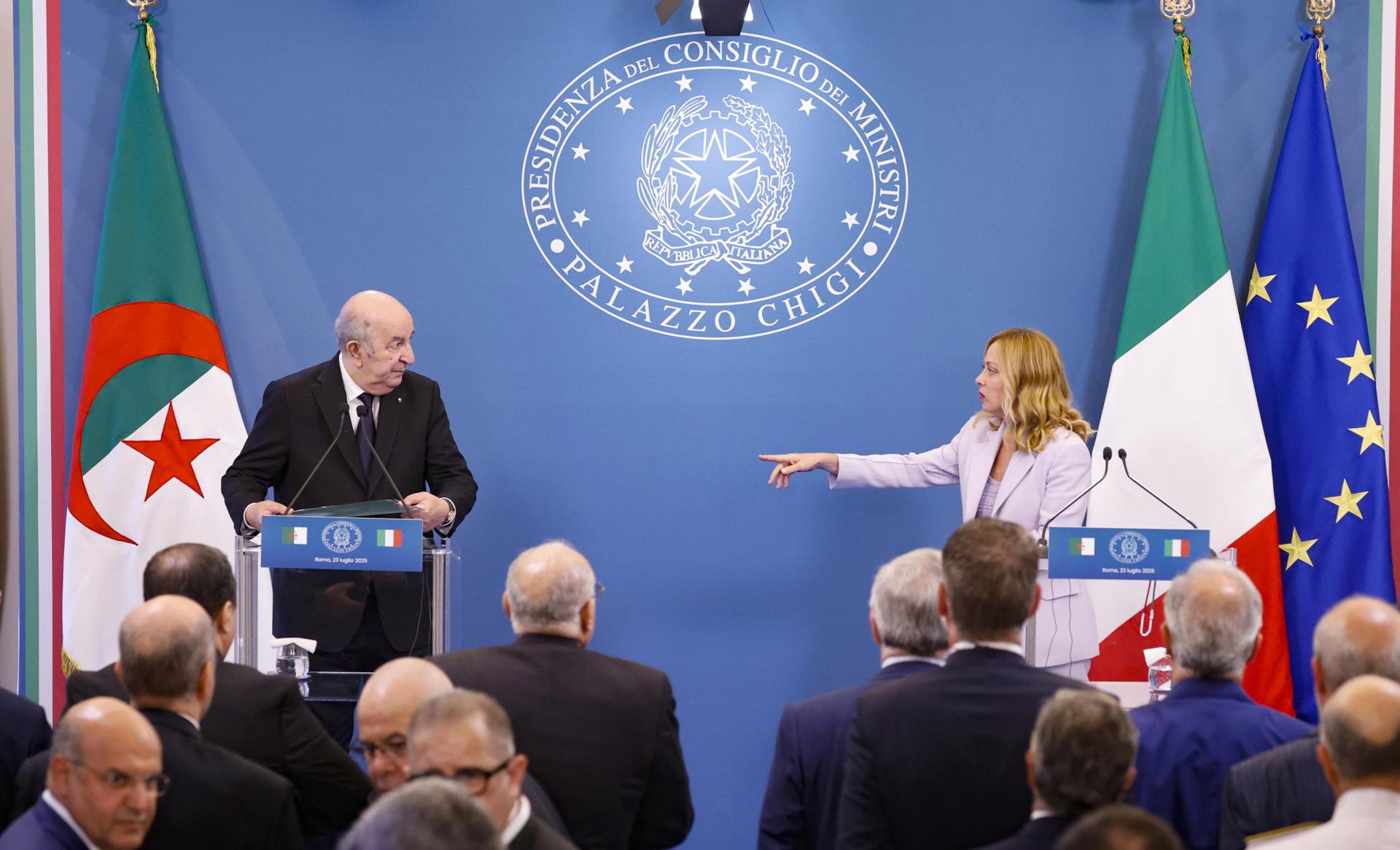 La primera ministra italiana, Giorgia Meloni (derecha), y el presidente argelino, Abdelmadjid Tebboune, asisten a una conferencia de prensa al término de una cumbre intergubernamental entre Italia y Argelia en Roma, Italia, el 23 de julio de 2025. (Italia, Roma) EFE/EPA/FABIO FRUSTACI