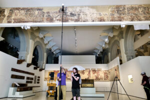 Los cuatro técnicos aragoneses que preparan la vuelta al Monasterio de Sijena de las pinturas de la Sala Capitular que hoy día se exponen en el Museo Nacional de Arte de Cataluña (MNAC) estudiarán al detalle hasta el miércoles las medidas, el color, la textura y los anclajes de las piezas para conocer con "precisión absoluta" sus condiciones antes de proceder al traslado. EFE/Fabian Simon/Gobierno de Aragón / SOLO USO EDITORIAL/SOLO DISPONIBLE PARA ILUSTRAR LA NOTICIA QUE ACOMPAÑA (CRÉDITO OBLIGATORIO)