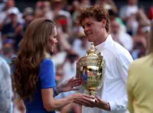 El tenista italiano Jannik Sinner recine el trofeo tras la final de de Wimbledon que ha jugado contra el español Carlos Alcaraz, Londres, Reino Unido) EFE/EPA/NEIL HALL