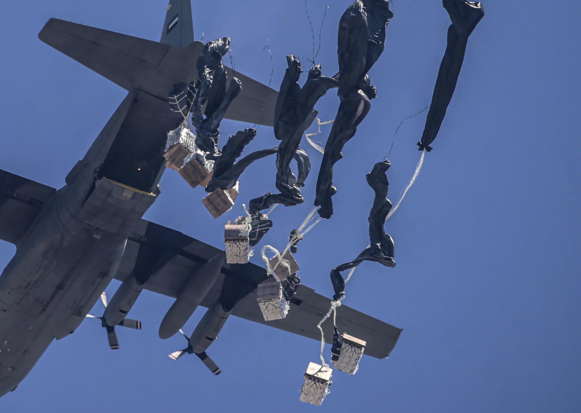 La Fuerza Aérea de Emiratos Árabes Unidos lanza ayuda humanitaria desde el aire sobre el norte de la Franja de Gaza, .EFE/MOHAMMED SABER