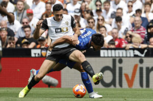 César Tárrega, del Valencia (i),lucha por un balón con Alderete (d), del Getafe, en una foto de archivo. EFE/Ana Escobar