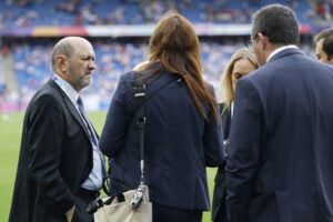 El presidente de la Real Federación Española de Fútbol (RFEF), Rafael Louzán (i) en el St. Jakob Park de Basilea (Suiza), horas antes de la final de la Eurocopa Femenina 2025 que disputan este domingo España e Inglaterra. EFE/ Ana Escobar