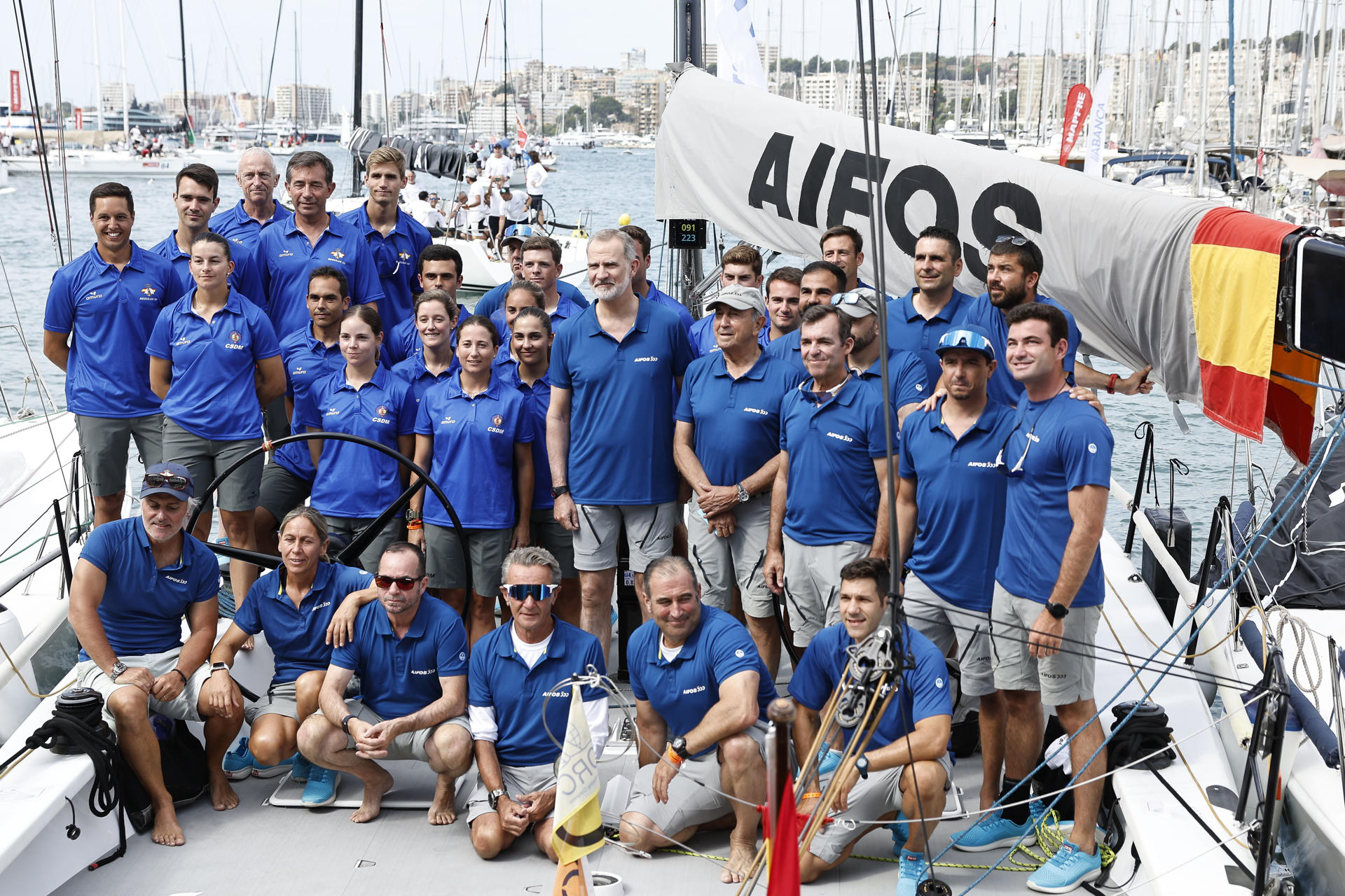 El rey Felipe VI se fotografía a bordo del Aifos con los miembros de las Fuerzas Armadas que toman parte en la regata en varios veleros, antes de participar en la primera regata de la 43 Copa del Rey Mapfre de vela. EFE/Ballesteros
