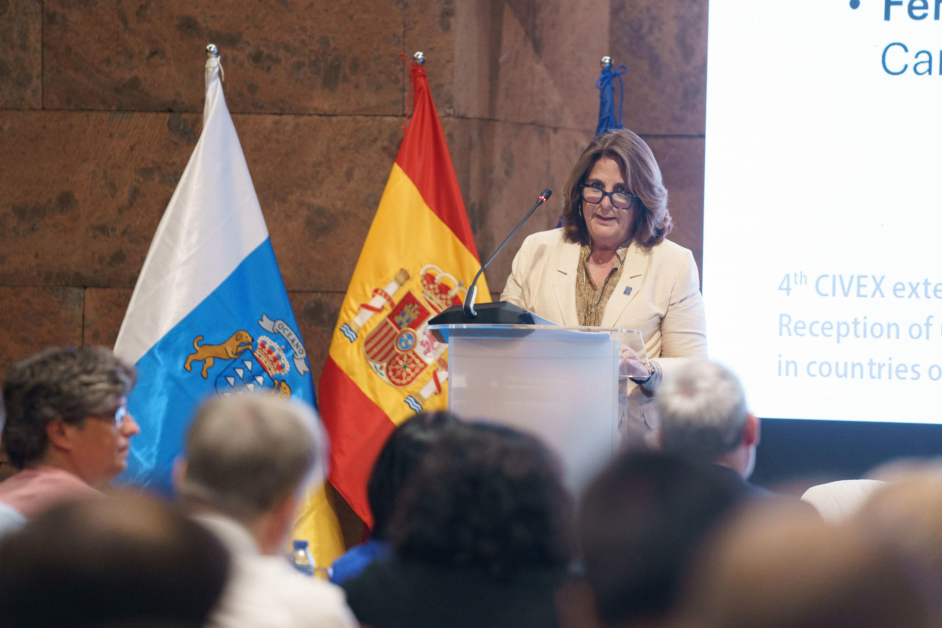 La directora de misión de la Organización de Naciones Unidas para Migraciones (OIM) en España, María Jesús Herrera, ha intervenido este martes en la apertura de la reunión que celebra en Santa Cruz de Tenerife la Comisión de Ciudadanía,Gobernanza y Asuntos Institucionales y Exteriores del Comité de las Regiones de la Unión Europea para debatir el papel de las ciudades y las regiones en la acogida de los menores inmigrantes. EFE/Ramón de la Rocha