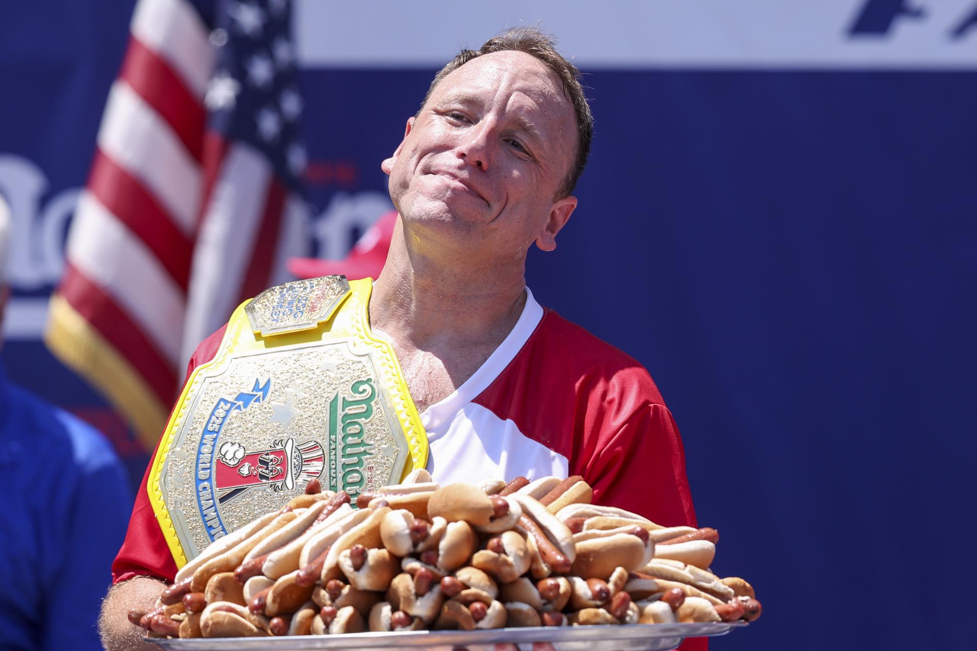 El comelón competitivo estadounidense Joey Chestnut reacciona tras ganar el Concurso Internacional de Ingesta de Perritos Calientes del Cuatro de Julio de Nathan's Famous, en el distrito neoyorquino de Brooklyn, Nueva York (EE.UU.). EFE/EPA/SARAH YENESEL