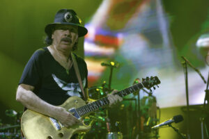 El guitarrista mexicano Carlos Santana actúa este lunes, en las Noches del Botánico en Madrid. EFE/ Juanjo Martín