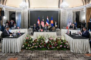 El primer ministro de Malasia, Anwar Ibrahim (c), hace de mediador en la reunión entre sus homólogos de Camboya, Hun Manet (i), y tailandés, Phumtham Wechayachai (d), para tratar el conflicto armado que mantienen ambos países en la frontera.
EFE/EPA/MOHD RASFAN / POOL