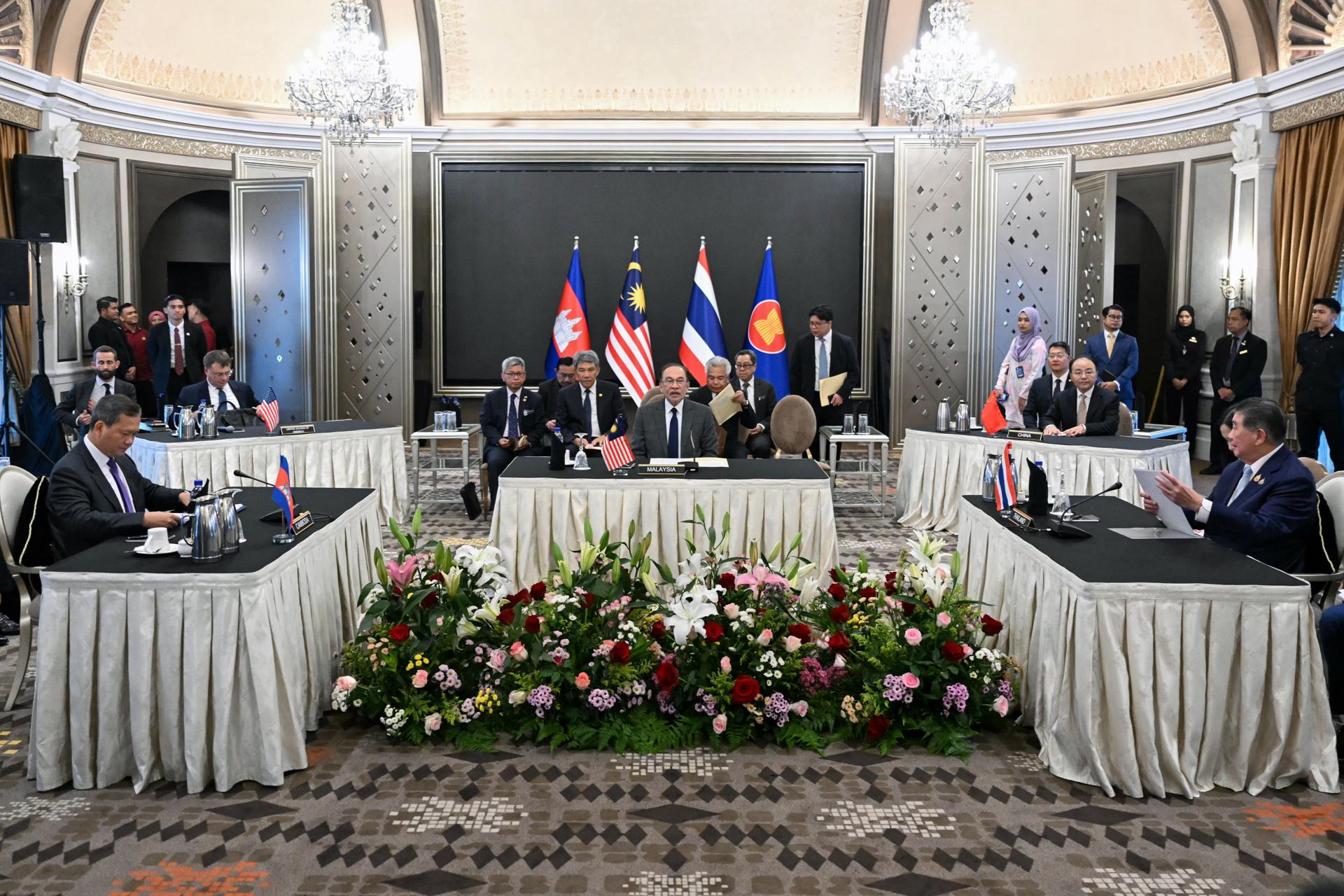 El primer ministro de Malasia, Anwar Ibrahim (c), hace de mediador en la reunión entre sus homólogos de Camboya, Hun Manet (i), y tailandés, Phumtham Wechayachai (d), para tratar el conflicto armado que mantienen ambos países en la frontera.
EFE/EPA/MOHD RASFAN / POOL