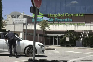 Captura de video del Hospital Comarcal del Alt Penedès (Barcelona), ubicado en Vilafranca del Penedès, que la conselleria de Salut ha cerrado temporalmente y ha procedido a evacuar a 71 pacientes ingresados, ya que no tiene agua y luz después de que las lluvias torrenciales caídas ayer provocasen que se inundase parte del centro. Las lluvias originaron la caída de un muro exterior en el recinto del hospital, lo que ocasionó acumulaciones de agua de hasta un metro y medio en la planta inferior del centro sanitario, donde ha quedado afectada la zona de suministro eléctrico y de agua, así como los quirófanos. EFE