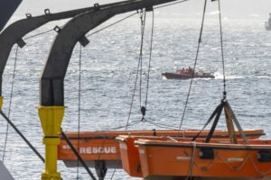 Imagen del operativo de búsqueda y rescate de desaparecidos tras el hundimiento de un ferri cerca de la isla indonesia de Bali.
EFE/EPA/MADE NAGI