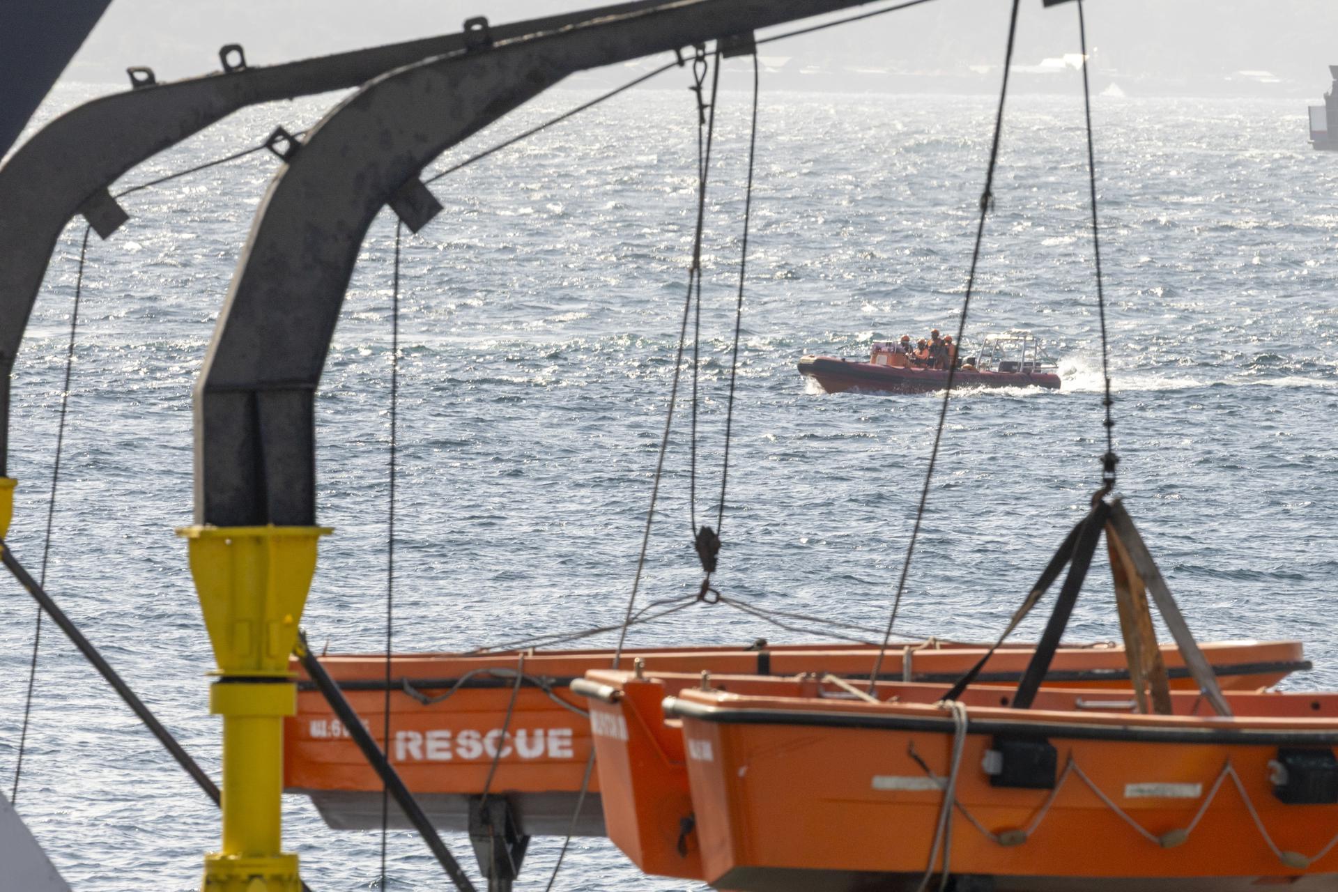 Imagen del operativo de búsqueda y rescate de desaparecidos tras el hundimiento de un ferri cerca de la isla indonesia de Bali.
EFE/EPA/MADE NAGI
