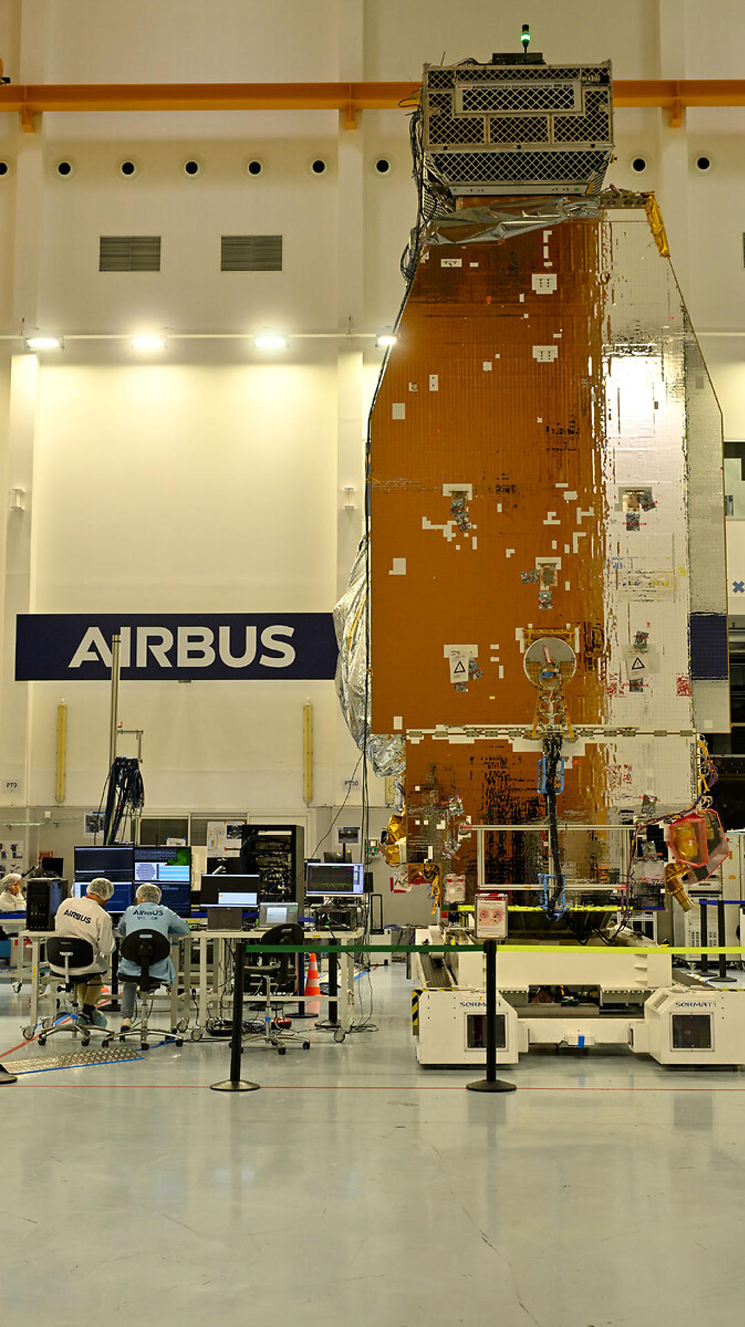 El segundo de los dos satélites del innovador programa de defensa español SpainSat afronta las pruebas finales antes de ser enviado al espacio donde se unirá a su gemelo, ya en órbita, para juntos proporcionar comunicaciones seguras a las Fuerzas Armadas, pero también a la OTAN, que será su primer cliente. EFE/Airbus.
