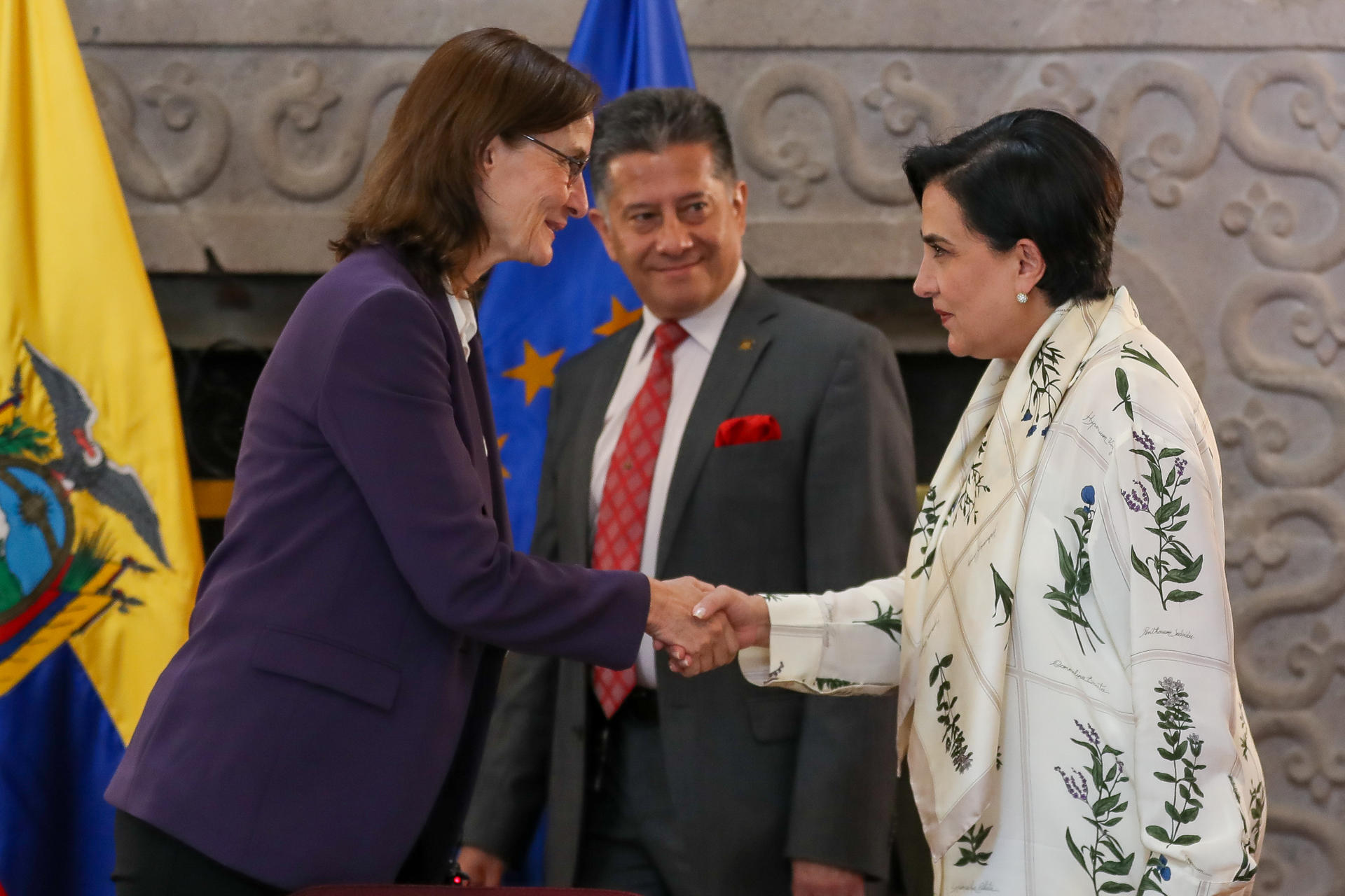 La directora de Desarrollo Humano, Migración, Gobernanza y Paz de la Comisión Europea, Erica Gerretsen (i), saluda a la ministra de Relaciones Exteriores de Ecuador, Gabriela Sommerfeld, durante la presentación del programa de Seguridad, Esperanza y Resiliencia para la Paz en Ecuador (Serpaz) este martes, en Quito (Ecuador). EFE/ José Jácome