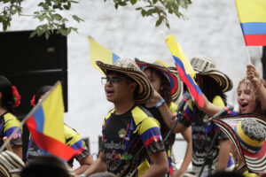 Beneficiarios de la donación de instrumentos a través del programa 'Artes para la Paz' cantan durante la conmemoración de los 500 años de la fundación de Santa Marta este lunes, en la Institución Educativa Distrital Magdalena en Santa Marta (Colombia). EFE/ Carlos Ortega