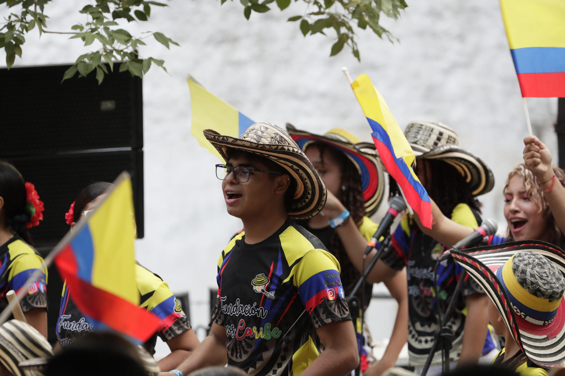 Beneficiarios de la donación de instrumentos a través del programa 'Artes para la Paz' cantan durante la conmemoración de los 500 años de la fundación de Santa Marta este lunes, en la Institución Educativa Distrital Magdalena en Santa Marta (Colombia). EFE/ Carlos Ortega