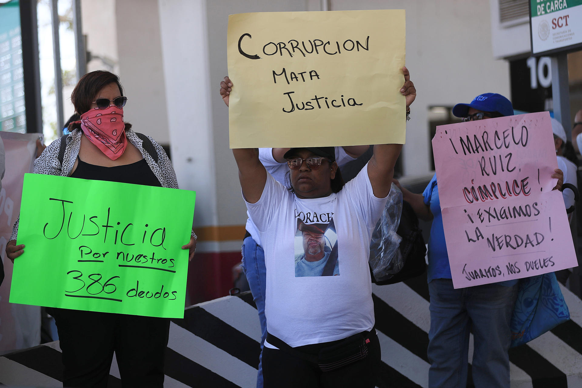 Personas protestan en el puente internacional Santa Fe este sábado, en Ciudad Juárez (México). EFE/Luis Torres