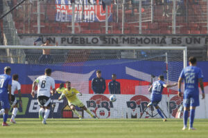 Charles Aranguiz (c), de Universidad de Chile, cobra un penalti durante un partido del torneo local en el estadio Nacional en Santiago. EFE/Elvis González