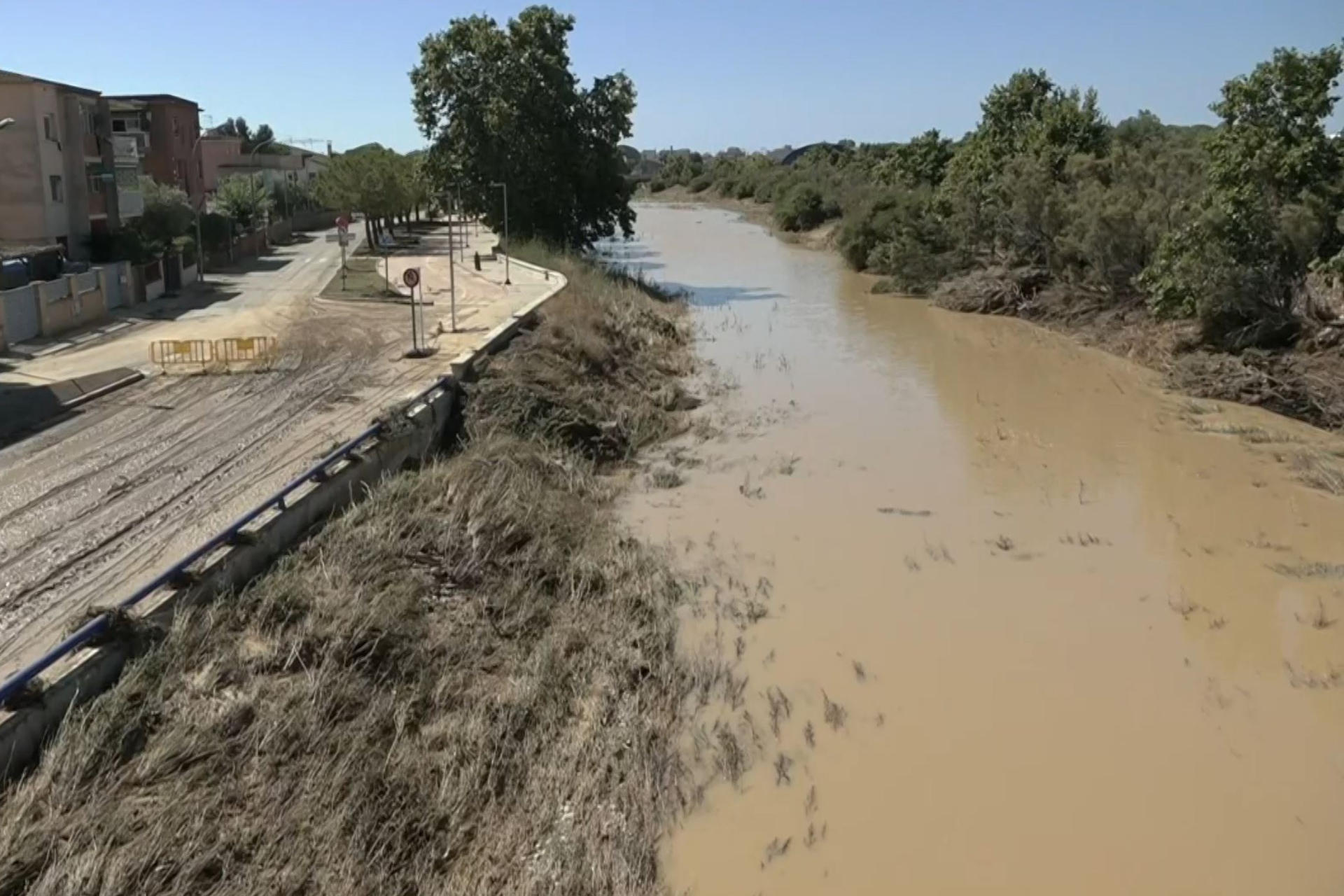 Captura de video de la localidad barcelonesa de Cubelles donde los equipos de emergencias buscan desde anoche a dos personas, un adulto y un menor, que habrían sido arrastrados por el río Foix cuando cruzaban una pasarela de madera, han informado a EFE fuentes del dispositivo de búsqueda. EFE
