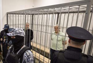 El ex viceministro de Defensa ruso Timur Ivanov (C) y el hombre de negocios Anton Filato (2º-D) están en la celda de los acusados durante el anuncio de su veredicto en el Tribunal de la Ciudad de Moscú en Moscú, Rusia, 01 de julio de 2025. EFE/EPA/MAXIM SHIPENKOV