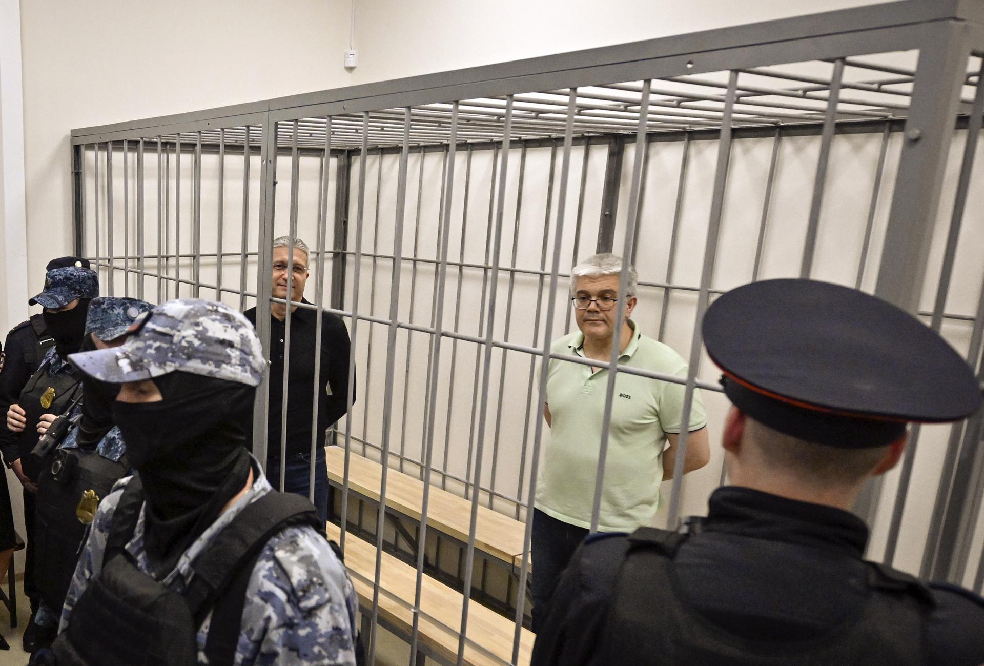 El ex viceministro de Defensa ruso Timur Ivanov (C) y el hombre de negocios Anton Filato (2º-D) están en la celda de los acusados durante el anuncio de su veredicto en el Tribunal de la Ciudad de Moscú en Moscú, Rusia, 01 de julio de 2025. EFE/EPA/MAXIM SHIPENKOV