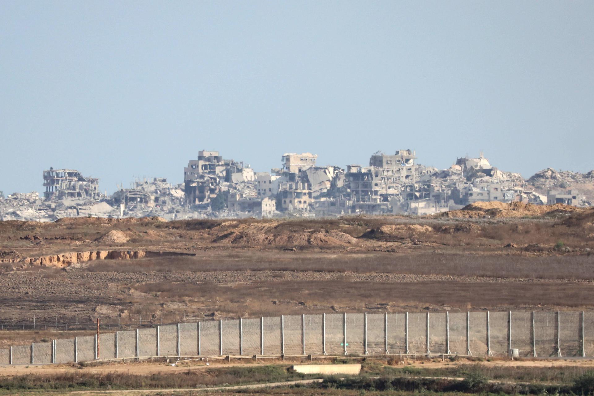 Edificios dañados en la Franja de Gaza norteña cerca de Beit Hanoun, vistos desde el lado israelí de la frontera con la Franja en el sur de Israel, el 13 de julio de 2025. EFE/EPA/ABIR SULTAN