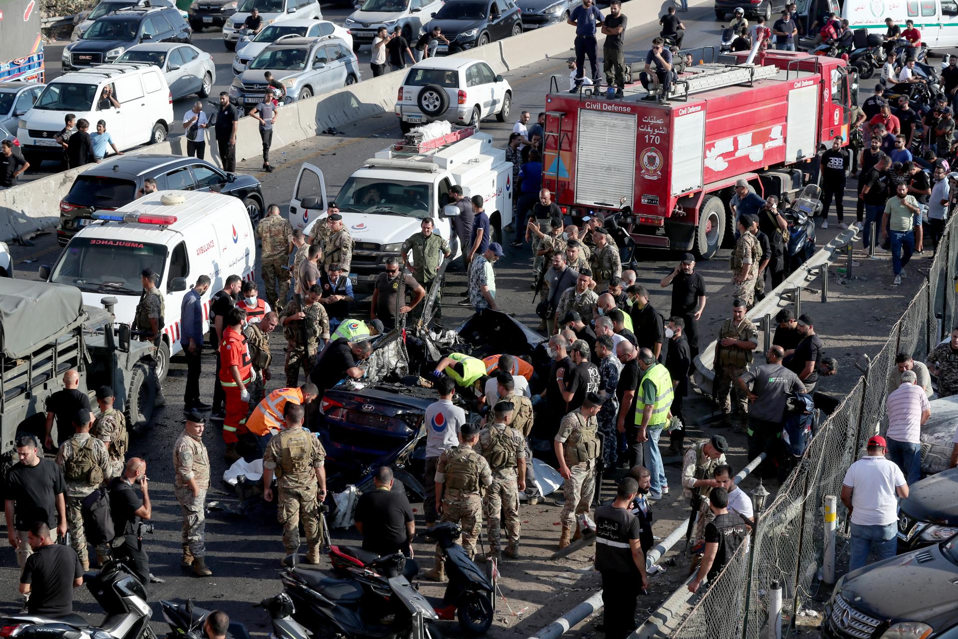 Soldados libaneses y socorristas fueron captados este jueves, 3 de julio, cerca de los restos de un automóvil alcanzado por un dron israelí, al sur de Beirut (Líbano). EFE/Wael Hamzeh