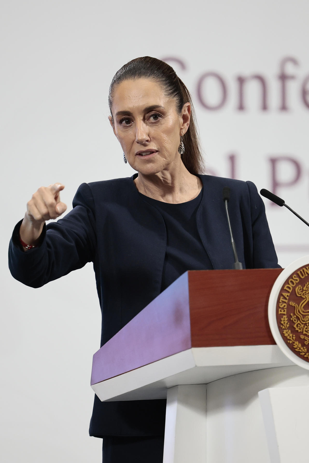 La presidenta de México, Claudia Sheinbaum, participa este viernes durante su conferencia de prensa matutina en Palacio Nacional de la Ciudad de México (México). EFE/José Méndez