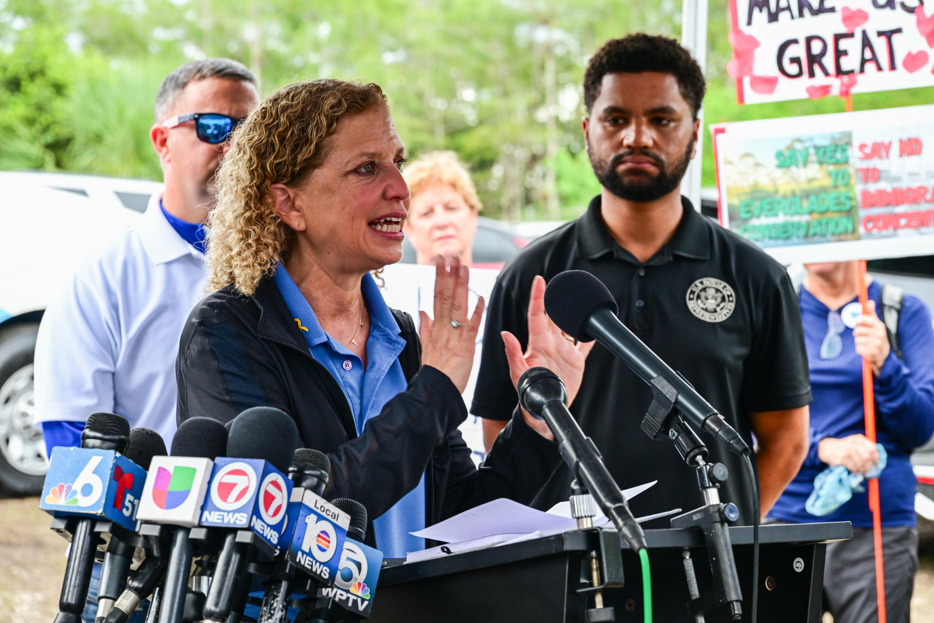 La congresista federal Debbie Wasserman Schultz (i) habla en una rueda de prensa después de visitar el centro de detención de migrantes 'Alligator Alcatraz' este sábado, Ochopee (Estados Unidos). EFE/ Giorgio Viera