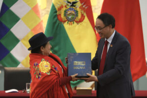 La canciller boliviana, Celinda Sosa, y el embajador de la República Popular de China, Wang Liang, participan en un evento este jueves en la sede del Ministerio de Relaciones Exteriores de Bolivia en La Paz (Bolivia). EFE/ Luis Gandarillas