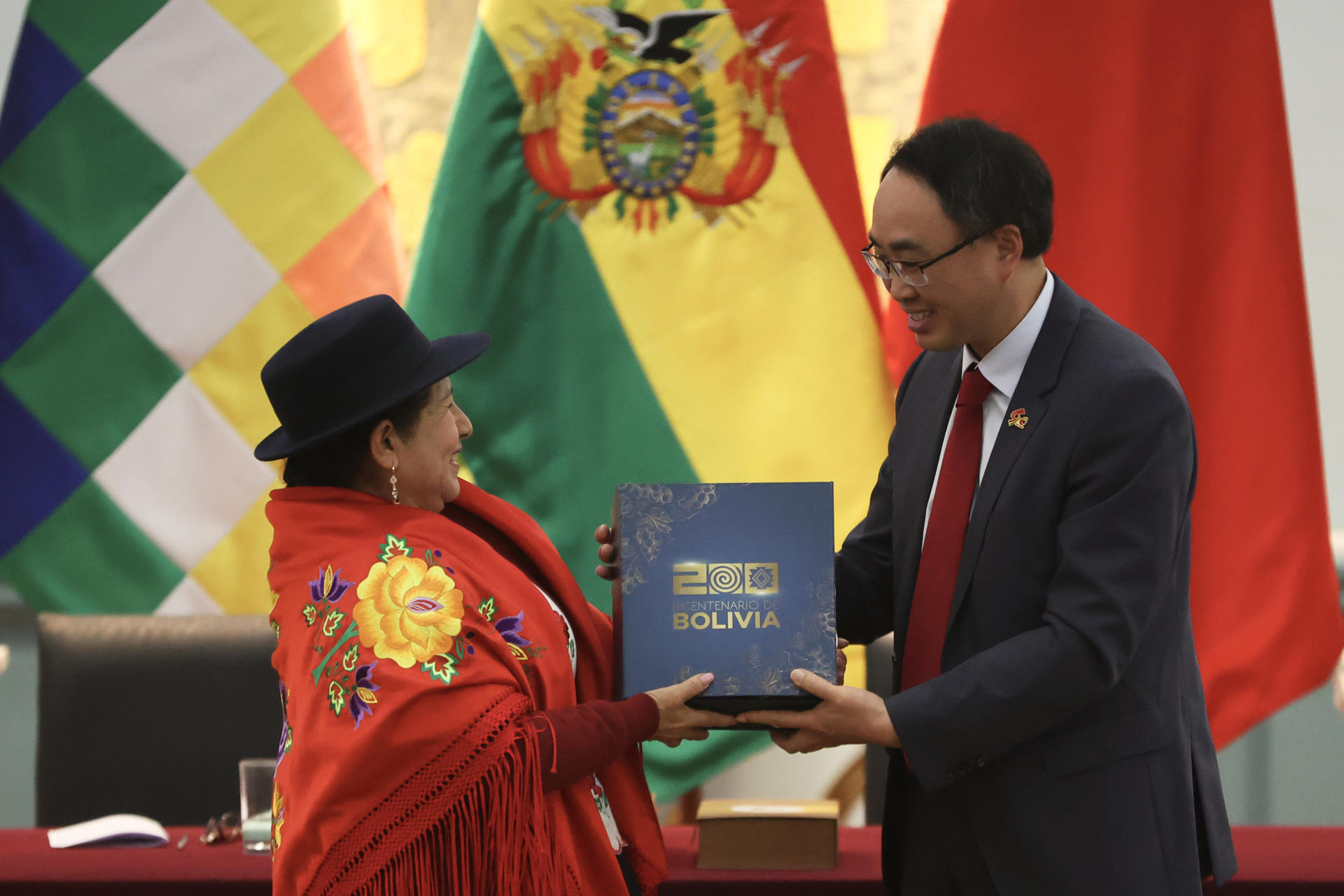 La canciller boliviana, Celinda Sosa, y el embajador de la República Popular de China, Wang Liang, participan en un evento este jueves en la sede del Ministerio de Relaciones Exteriores de Bolivia en La Paz (Bolivia). EFE/ Luis Gandarillas