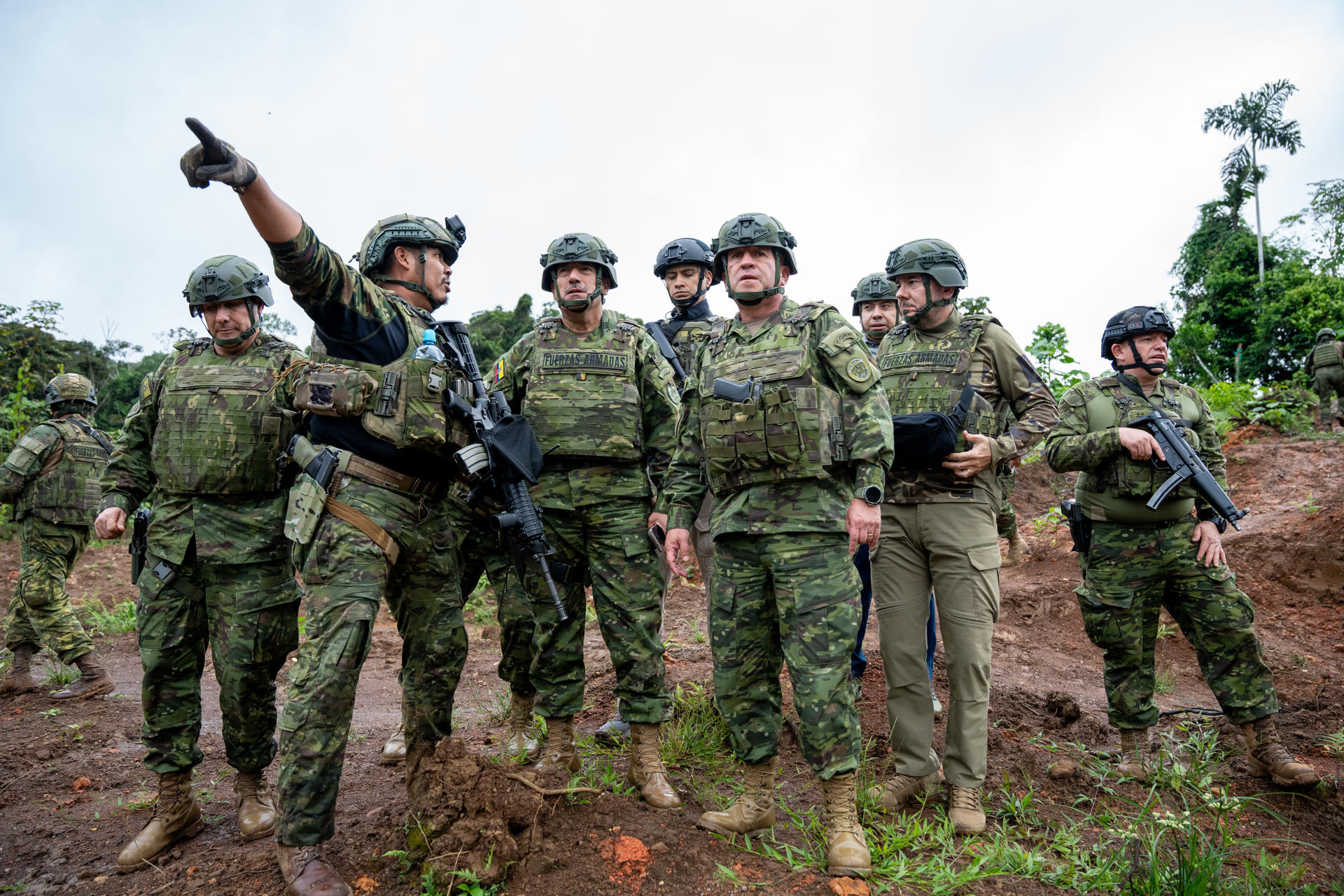El ministro de defensa de Ecuador, Gian Carlo Lofredo (2-i), recorre junto a integrantes del ejercito ecuatoriano este miércoles, el sector de Alto Punino (Ecuador). EFE/ Mauricio Torres
