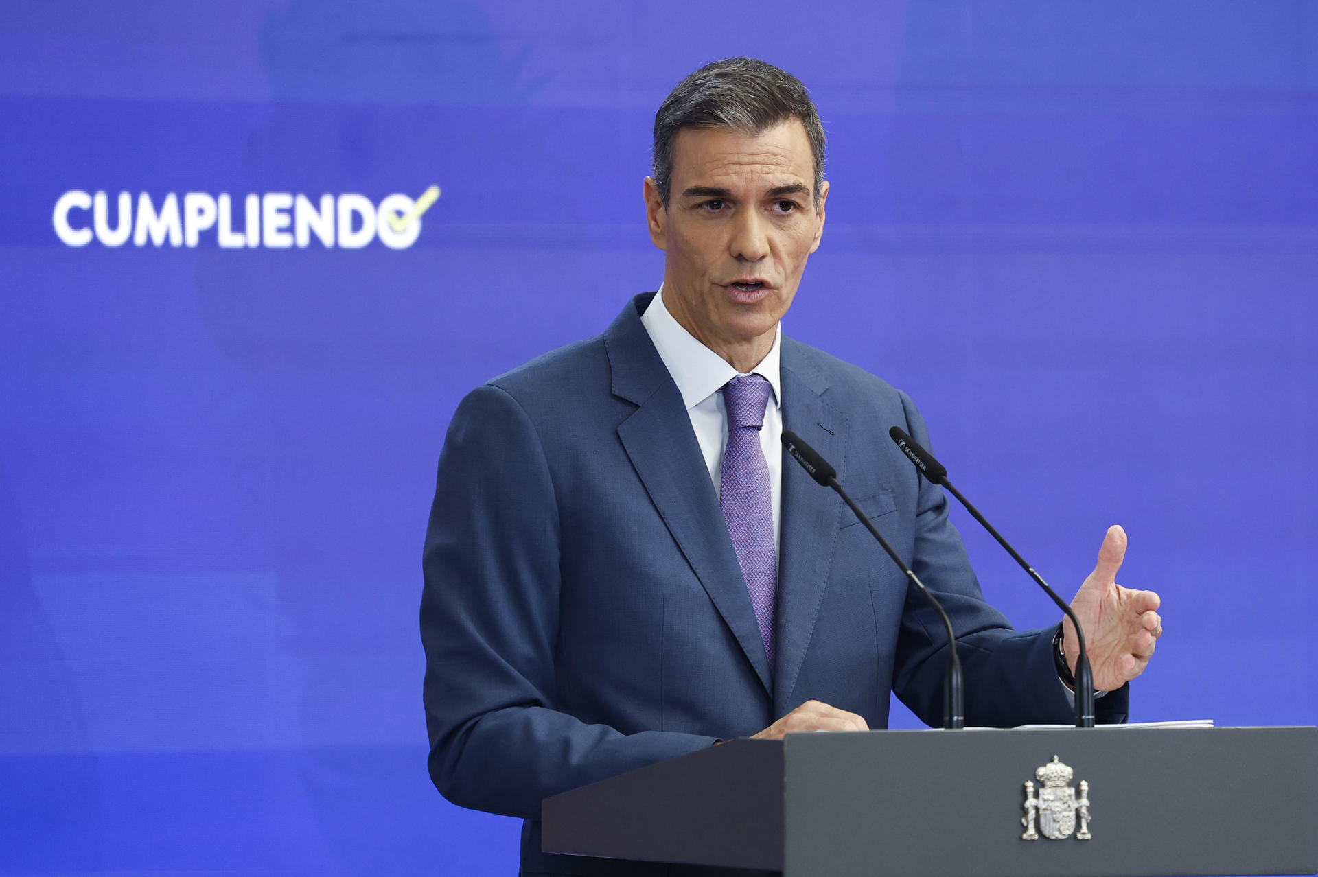 El presidente del Gobierno, Pedro Sánchez durante una rueda de prensa este lunes en el Palacio de la Moncloa en la que ha hecho balance de los últimos seis meses de mandato antes de las vacaciones. EFE/ Chema Moya