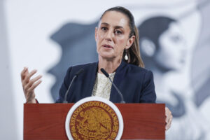 La presidenta de México, Claudia Sheinbaum, habla en una rueda de prensa este miércoles, en el Palacio Nacional, en Ciudad de México (México). EFE/ Isaac Esquivel