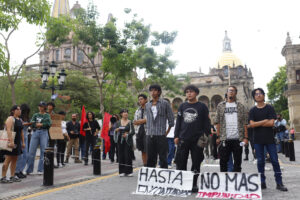 Estudiantes se manifiestan tras los hallazgos de una fosa clandestina con restos humanos, en las afueras del Palacio de Gobierno de Jalisco este martes, en Guadalajara (México). EFE/ Francisco Guasco