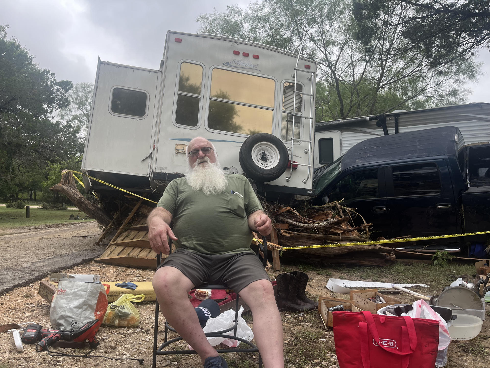 Jef Heflin, uno de los damnificados por las inundaciones habla durante una entrevista con EFE este sábado, en el área de Kerrville, Texas (EE.UU.). EFE/Alejandra Arredondo