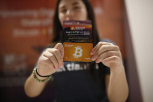 Una mujer muestra una tarjeta en un encuentro de emprendedores y entusiastas de la criptomoneda en Nuevo Cuscatlán (El Salvador). EFE/ Rodrigo Sura/Archivo
