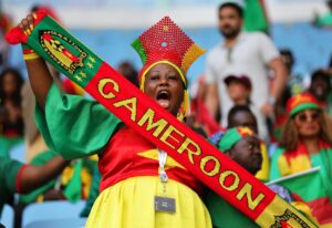 Fotografía de Abir Sultan, en la que puede verse en una imagen de archivo del 24 de noviembre de 2022 a una aficionada de Camerún alentando a su selección. EFE