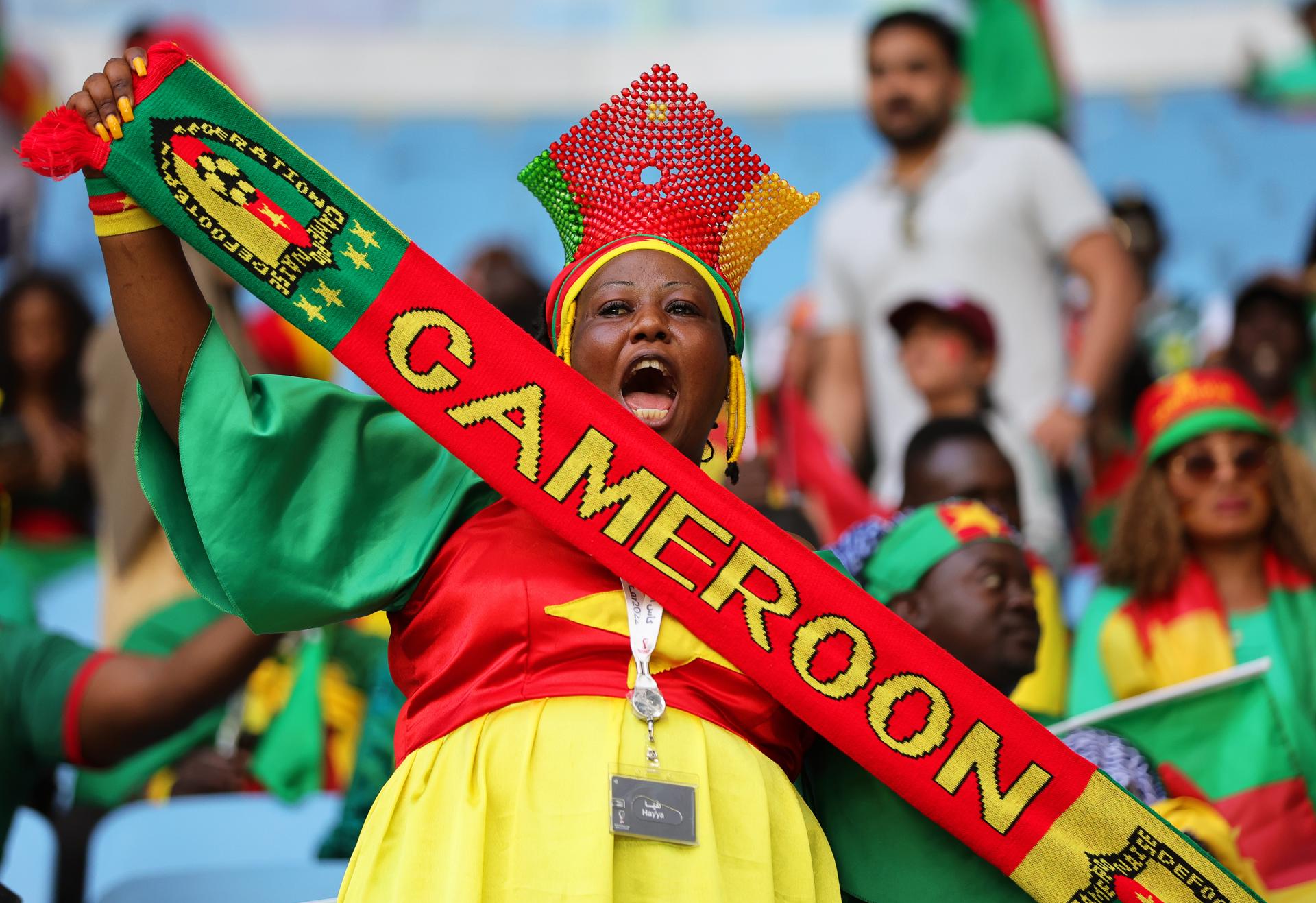 Fotografía de Abir Sultan, en la que puede verse en una imagen de archivo del 24 de noviembre de 2022 a una aficionada de Camerún alentando a su selección. EFE