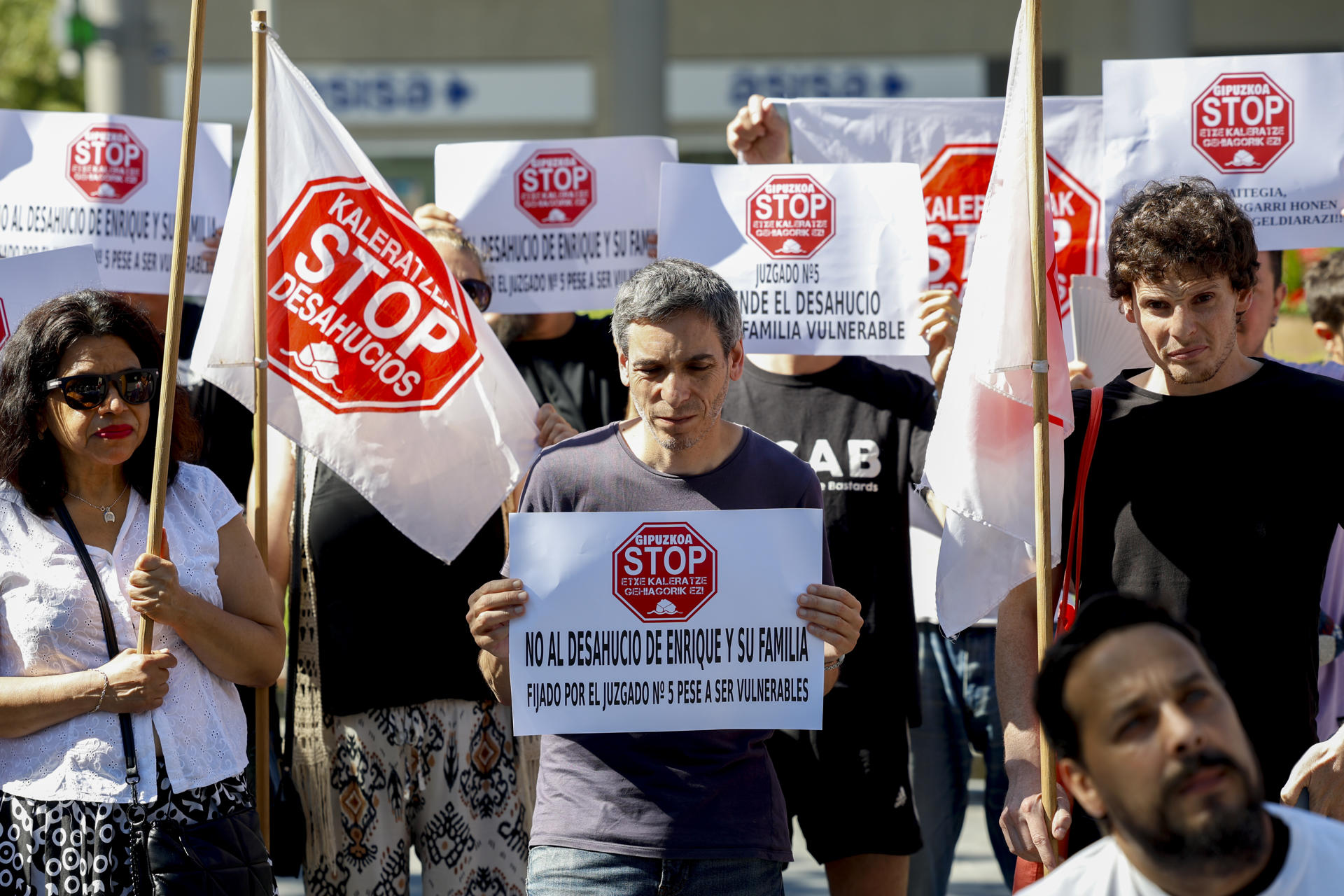 Integrantes de la plataforma Stop Desahucios ofrecen una convocatoria de prensa este jueves ante el Juzgado de Instrucción nº 1 de San Sebastián, para denunciar una sentencia que ordena el desalojo de una familia de Errenteria (Gipuzkoa). EFE/Juan Herrero