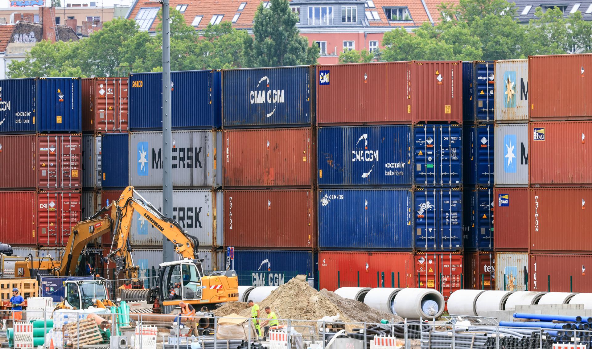 Contenedores de mercancías en la terminal Westhafen en Berlín. EFE/EPA/HANNIBAL HANSCHKE