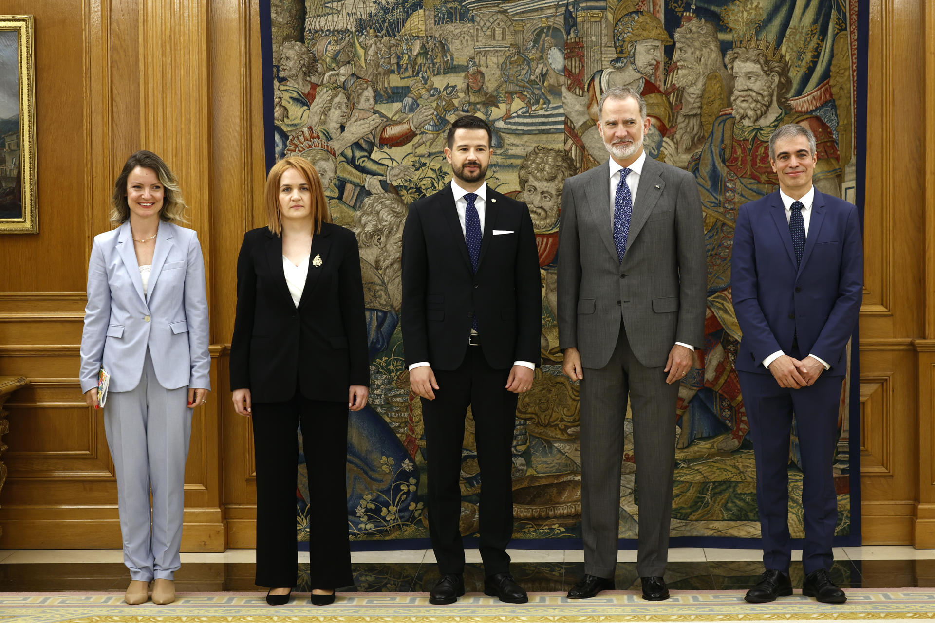 Felipe VI (2d) mantiene un encuentro con el presidente de Montenegro, Jakov Milatovic (c), este miércoles en el Palacio de la Zarzuela. EFE/ Daniel González
