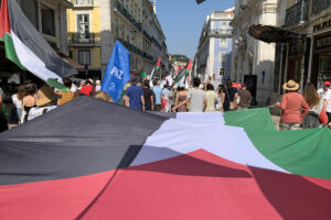 Foto del pasado 5 de julio, cuando cientos de personas se manifestaron en el centro de Lisboa para pedir por la paz en el Medio Oriente y especialmente para exigir el fin del "genocidio" en Palestina por parte de Israel y la entrada de ayuda humanitaria en Gaza. EFE/ Carlota Ciudad